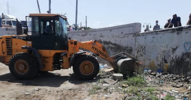 صور .. إزالة التعديات على حرم السكة الحديد غرب الإسكندرية