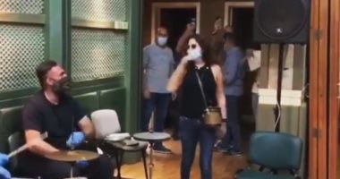 بالكمامة.. إليسا تتبع إجراءات الوقاية من كورونا بعد عودتها للاستوديو للغناء.. فيديو