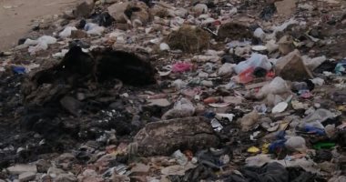 قارئ يشكو انتشار تراكمات للقمامة بنزلة الأشطر الجيزة وتهالك الطريق