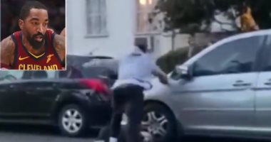 نجم الدوري الأمريكي يركل متظاهر بعد تحطيم سيارته في الاحتجاجات العنصرية.. فيديو وصور