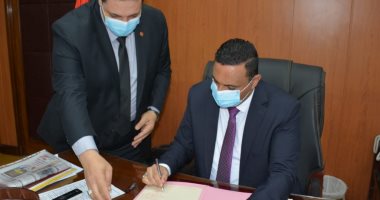 صور.. محافظ الدقهلية فى أول يوم عمل عقب التعافى من كورونا: شكرا أطباء مصر 