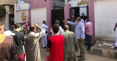 صور.. رئيس مدينة الزقازيق ينظم صفوف المواطنين أمام السجل المدنى