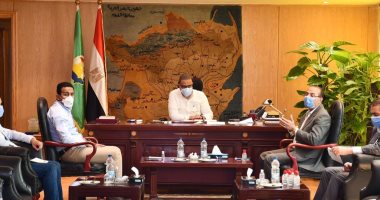 ‏محافظ الفيوم يطالب رجال الدين بتوعية المواطنين بإجراءات مواجهة كورونا (صور)