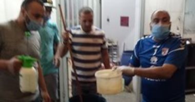 شباب شارع السيدة عائشة بالشرابية يقومون بحملة تطهير بالجهود الذاتية