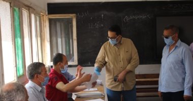 وكيل تعليم الغربية يتفقد لجنة تقدير المشروعات البحثية للشهادة الإعدادية 