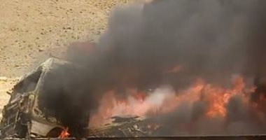 بالصور.. قارئ يرصد حريق سيارة بطريق حلوان - القاهرة