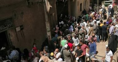 صور .. اضبط مخالفة .. زحام أمام مكتب السجل المدنى بأبوقرقاص 