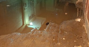 أهالى شارع عزت مبروك ببشتيل فى الجيزة يشكون طفح الصرف الصحى
