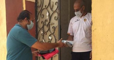 الطب الوقائى بالطود يسلم حقائب أدوية للمواطنين لتطبيق العزل المنزلى.. صور