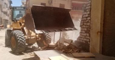 مجلس مدينة الغردقة يزيل 300 متر تعد على أراضى الدولة وبناء مخالف.. صور 