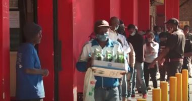 طوابير على محال الخمور بعد تخفيف إجراءات كورونا وحظر بيعها لمدة شهرين فى جنوب أفريقيا.. فيديو