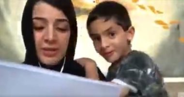 شاهد.. لقطة طريفة لوزيرة الدولة الإماراتية أثناء إلقاء كلمتها أمام مؤتمر المانحين لليمن