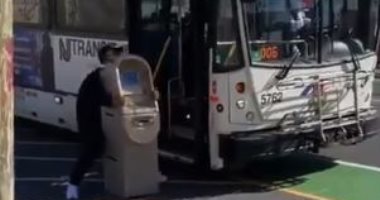 فيديو كوميدى قديم لسرقة ماكينة ATM ربطته السوشيال ميديا بأحداث النهب بأمريكا  