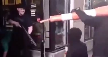 فيديو.. محل بيتزا إيطالى فى أمريكا يتصدى لمحاولة اقتحامه بأسلحة نارية  