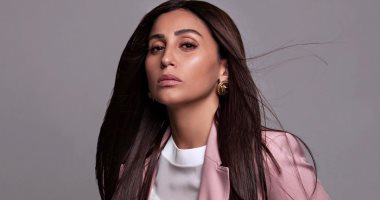 بعد الأبيض والأسود.. صورة جديدة لـ دينا الشربينى بجاكيت روز