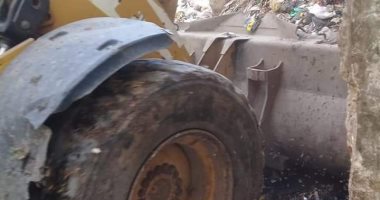 ​صور.. رفع أكوام القمامة من مقابر الشهداء وميدان أبو حشيش بالمحلة