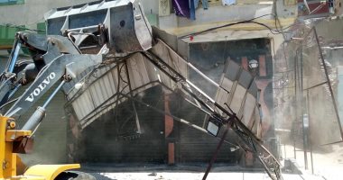 صور.. حملة مكبرة لرفع وإزالة السقائف المخالفة بمحور المحمودية بالإسكندرية