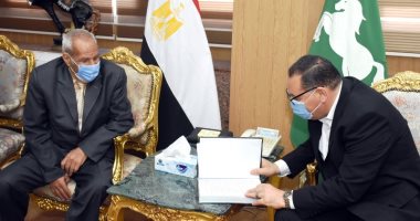 محافظ الشرقية يُكرم الدكتور هداهد صاحب الـ 83 عاما لحصوله على درجة الماجستير