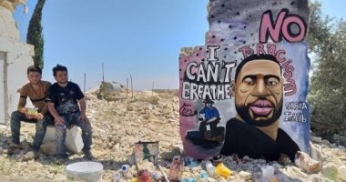 تضامنا مع الأمريكى فلويد..رسام جرافيتى يرسم لوحة جدارية على منزل بسوريا  