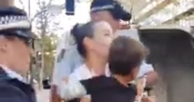 تنديدا بعنف الشرطة.. بريطانيون يعيدون نشر فيديو اعتداء أمن لندن على سيدة وطفلها فى الشارع