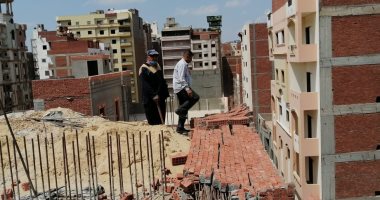 صور.. إيقاف الأعمال وإزالة جدران سور عقار مخالف بحى غرب المنصورة