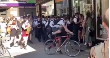 كر وفر.. الشرطة البريطانية تلاحق المتظاهرين فى وقفة التضامن مع جورج فلويد.. صور
