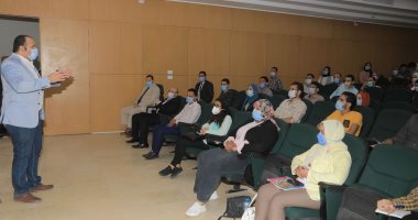 محافظ بنى سويف يتابع دورة تأهيل الشباب ونائبه: تقرير بنتائج الجلسات