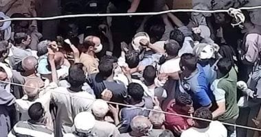 زحام على أحد محلات بيع السجائر بنجع حمادى بالمخالفة للإجراءات الوقائية.. صور
