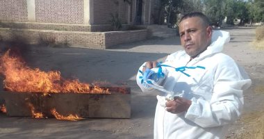 صور.. حرق نعش متوفى بكورونا بعد الانتهاء من دفن جثمانه بالمحلة
