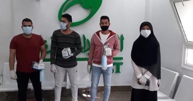 لمواجهة كورونا.. شباب قرية سجين الكوم بالغربية يوزعون كمامات بمكتب البريد