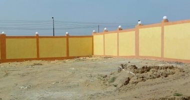 صور.. إنشاء أسوار جديدة لملاعب مركز شباب بالوظة في شمال سيناء