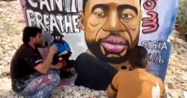 سوريون يتضامنون مع جورج فلويد برسم لوحة جدارية له لرفض العنصرية.. فيديو