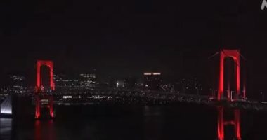 اليابان تضيء جسر قوس قزح بالأحمر لإنذار السكان بارتفاع حالات كورونا.. فيديو