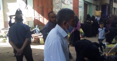 صور.. فض سوق قرية هربيط بالشرقية لمواجهة كورونا