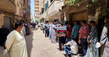 خوفا من كورونا.. أهالى كفر الزيات يشكون من تكدس المواطنين أمام مكتب التأمينات