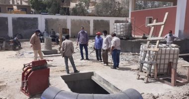 صور.. رئيس مدينة الطود يتفقد مشروع الصرف الصحى والإنارة شرق الأقصر