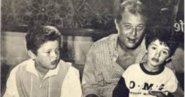 فى ذكرى ميلاد الساحر.. محمود عبد العزيز الأب مع أبنائه وزوجاته.. صور نادرة