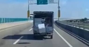 مقطع محير لصندوق أبيض يسقط من سيارة على طريق سريع ثم يعود مرة أخرى بتايوان