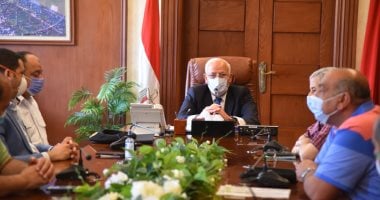 محافظ بورسعيد يشيد بجهود رؤساء الأحياء فى حركة التنمية