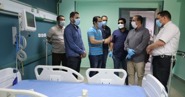 سكرتير محافظة السويس يفاجئ موظفى التأمين الصحى لمتابعة إجراءات العزل.. صور