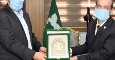 محافظ الشرقية يُكرم السكرتير العام بمنحه شعار المحافظة.. صور 