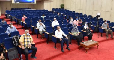 محافظ مطروح يجرى القرعة العلنية لمستحقى الوحدات السكنية من أهالى الطابية.. صور