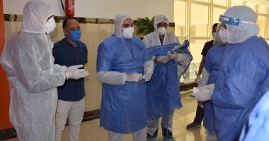 نائب محافظ الأقصر يرتدى بدلة العزل ويتفقد العمل بمستشفى العديسات.. صور