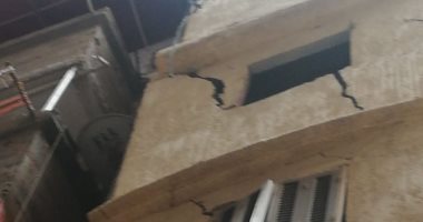 قارئة من شارع الفلكى بالإسكندرية تشكو تصدع منزل مجاور لها يهدد حياة المواطنين