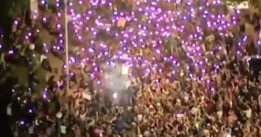 متظاهرون يضيئون هواتفهم المحمولة ليلا احتجاجا على مقتل جورج فلويد في أمريكا..فيديو