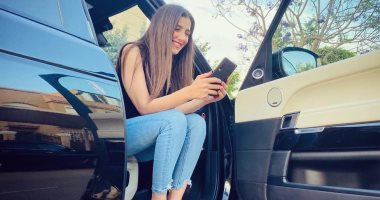 مى عمر تحتفل بعيد ميلاد والدتها بـ "فيديو كول" بسبب كورونا