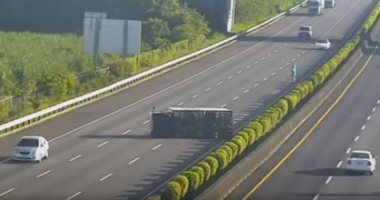 شاهد.. اصطدام سيارة تسلا بشاحنة بسبب فشل نظام القيادة الآلية