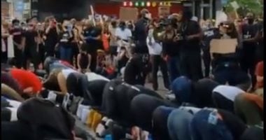 متظاهرو أمريكا يحمون المسلمين لأداء الصلاة أثناء الاحتجاجات فى نيويورك.. فيديو