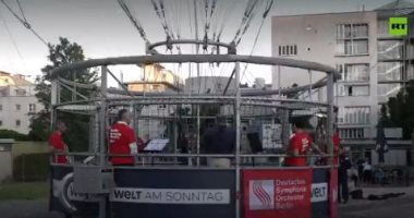 "حفلة فى السما".. فرقة موسيقية تحيى حفلا من منطاد للترفيه على سكان برلين