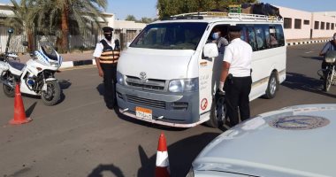 حملات لضبط الغير ملتزمين بارتداء الكمامة في وسائل النقل بالوادى الجديد..صور